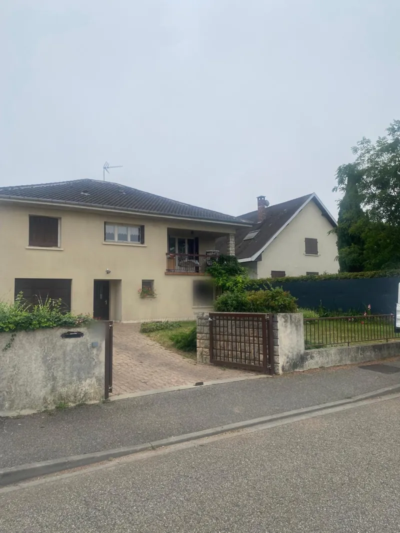 La même maison, l'arbre abattu, la cour dégagée.