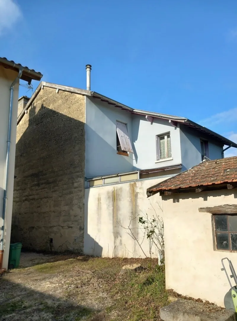 Les mêmes maisons, l'arbre abattu.