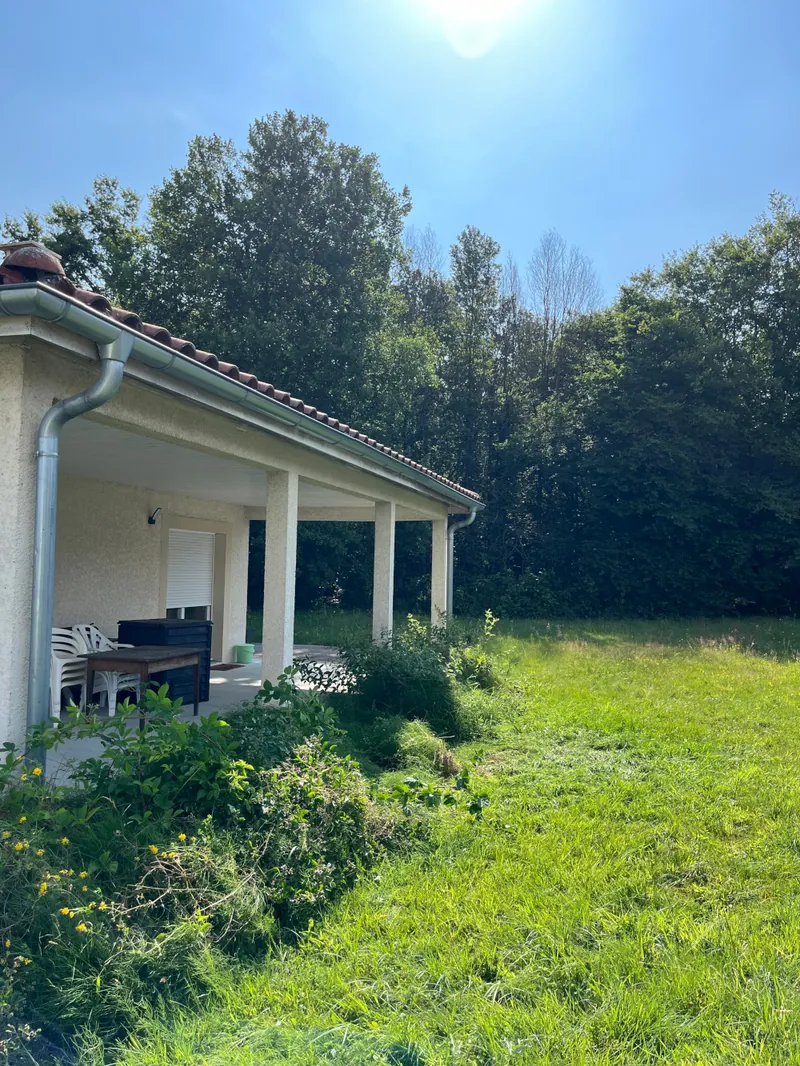 Les abords de la terrasse dégagés.