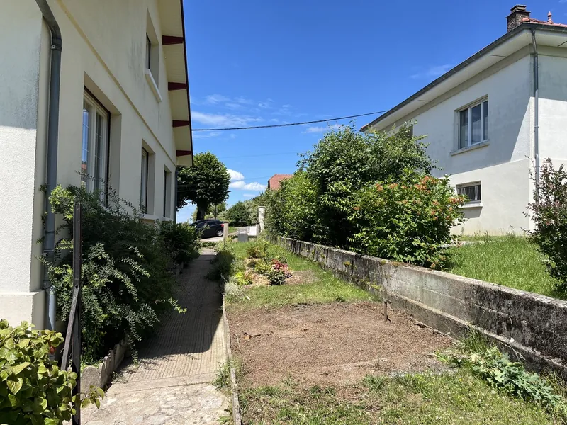 La haie arrachée, la terre mise à nu le long du muret.